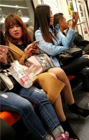 4K-地铁车厢拍摄街拍肉丝袜美腿气质小姐姐