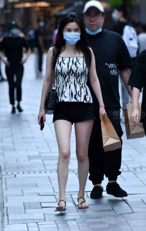 气质白皙美腿美女