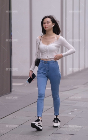 秋意紧牛美女