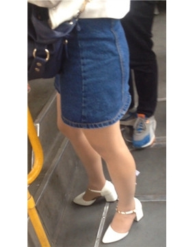 公交车偶遇丝足牛仔裙美眉