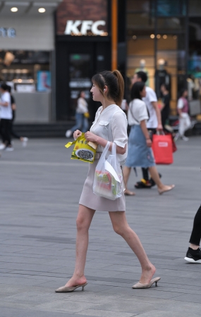 磕瓜子的凉拖美女