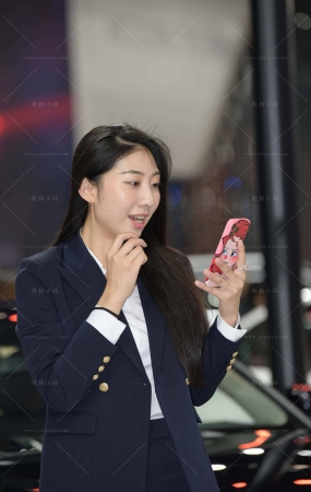 宝马展台直播卖车的小姐姐