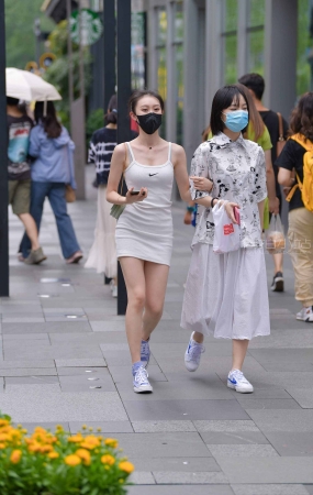 耐克吊带小短裙清纯美眉
