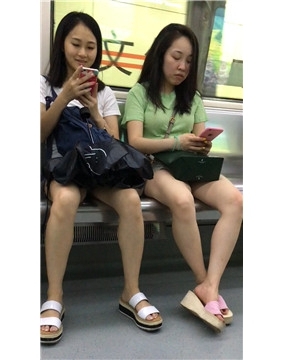 地铁拍摄对面俩妹子