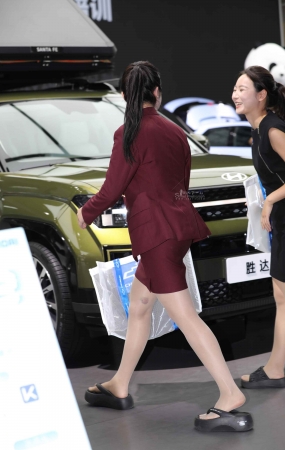【街拍心灵】制服小姐姐街拍肉丝拖鞋哇塞