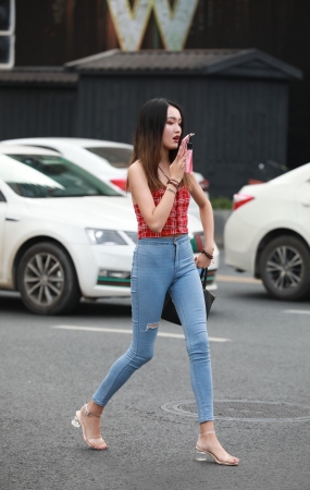 牛仔裤小姐姐