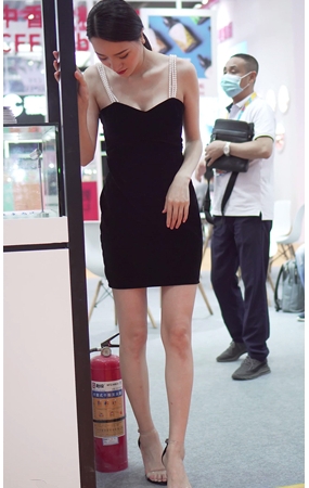 吊带黑裙美女