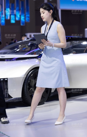 250425-2=40 上海车展某展台的美女销售们