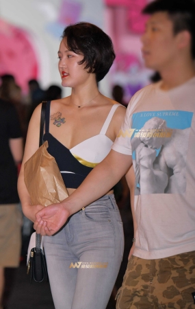 夜拍性感牛仔少妇