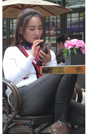喝下午茶的两个漂亮美女