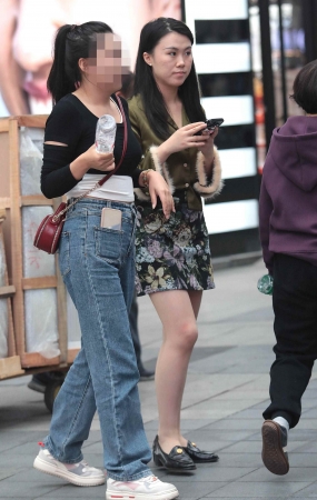 街拍短裙少妇