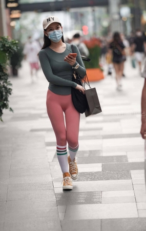 街拍粉色瑜伽裤美眉