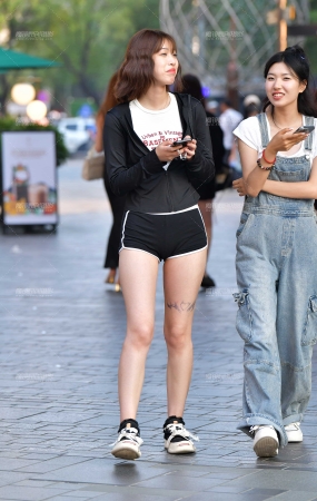 开心逛街热裤美女