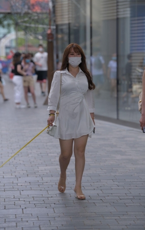 性感白裙遛狗美女