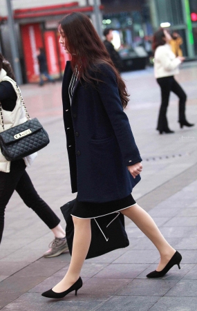 肉丝街拍高跟少妇