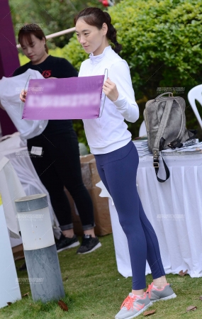白色运动服，蓝色健体裤