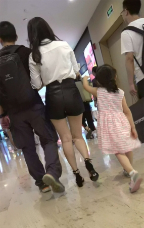 白衬衫黑裤白皙美腿性感少妇