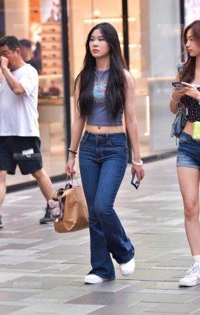 漂亮深蓝牛仔裤美女