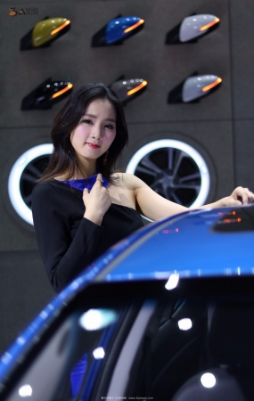 露肩礼服车模美女-9P