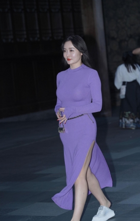 长裙美眉
