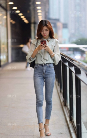 街拍牛仔裤、高跟美女小姐姐
