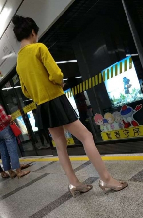 黄衣服，短裙，街拍丝袜高跟苗条美女