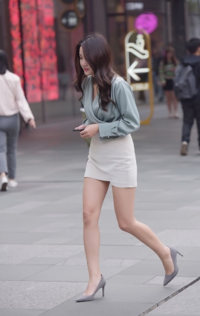 好白的小短裙