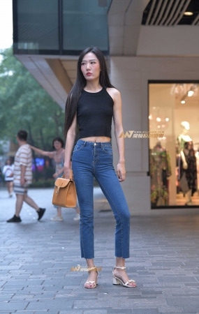 眼神酷酷的美女