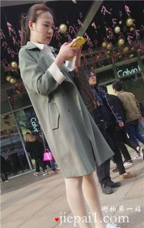 4k-街拍低头玩手机的美腿肉丝袜高挑女神