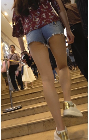 牛仔短裤小姐姐