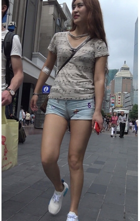 紧身牛仔短裤美女