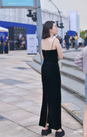 吊带黑长裙 23-09-22-49