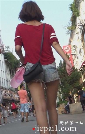 街拍红色T恤的美女，一双修长的美腿。[869 MB]