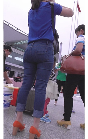 紧身蓝色牛仔小姐姐