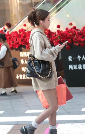 街拍黑丝少妇