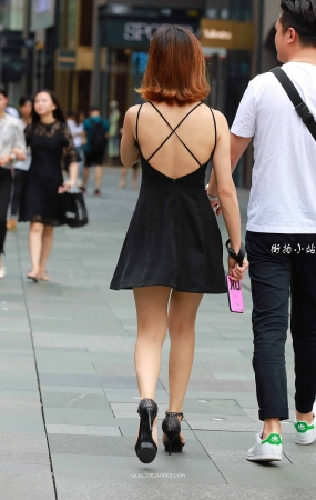 街拍黑色短裙大露背美眉