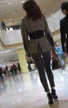 逛商场的两位紧身美女真不错