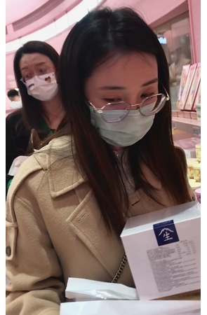 戴眼镜的小姐姐