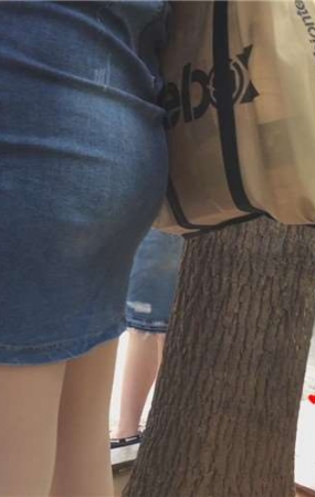 偶遇紧身包臀牛仔短裙少妇公车站等车。