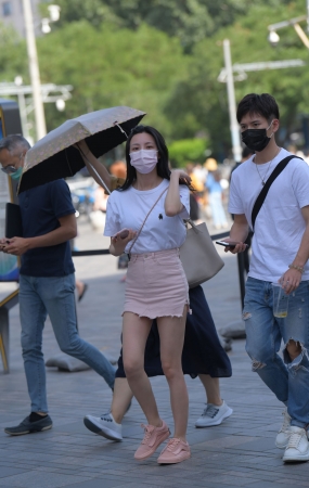 粉色牛仔短裙美女