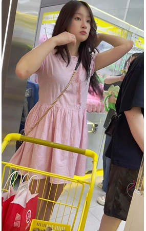 粉色连衣裙美女