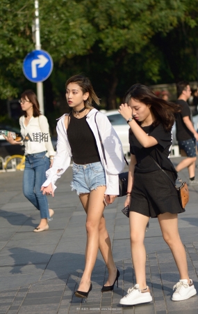热裤高跟 美女利落洒脱-10P