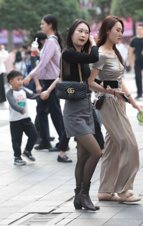 黑丝街拍少妇
