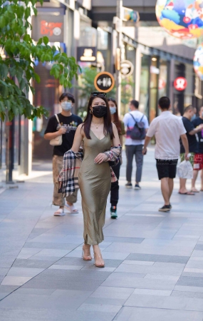 长裙高跟街拍美女
