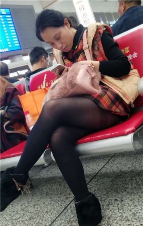 4k-候车室内专注玩手机的黑丝美腿性感少妇