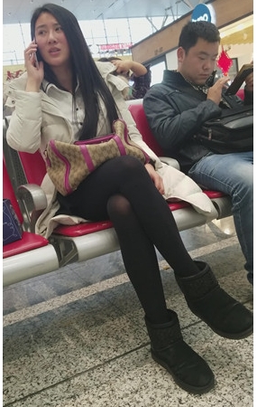 打电话的黑丝女孩