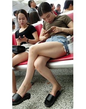 4k-超短牛仔热裤白皙街拍美腿青春少女
