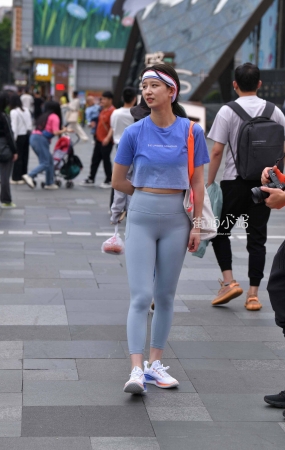 搭讪街拍紧身裤MM