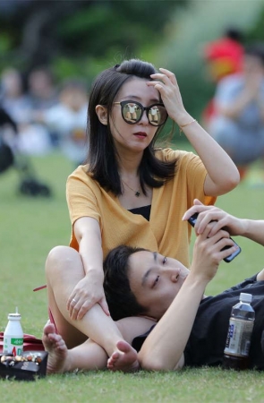 No1627 墨镜时尚美少妇朝我冷冷地伸直了双腿