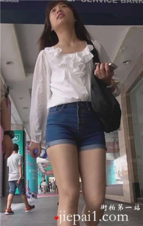 高腰蓝牛美眉圆鼓鼓的前三角镇诱人 [1.15 GB]
